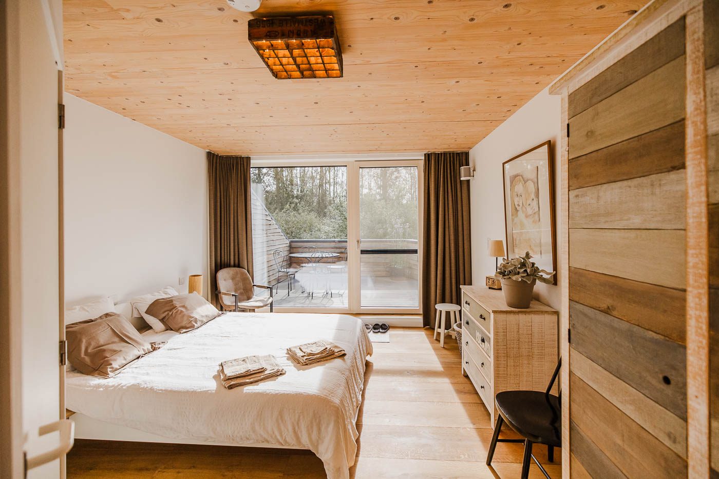 Kamer Westmalle met houten plafond en terras
