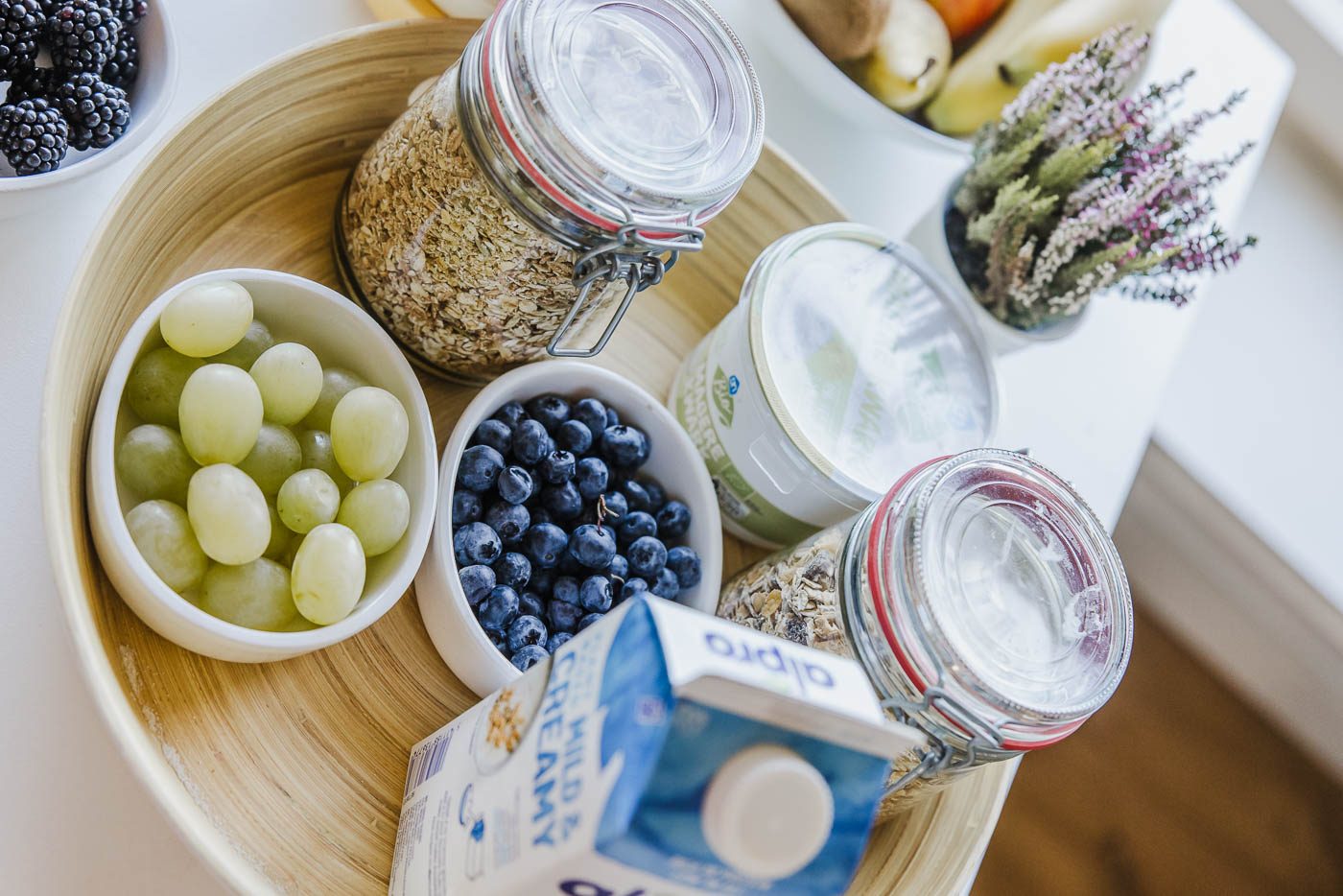 Vers ontbijt met fruit, granen en plantaardige melk