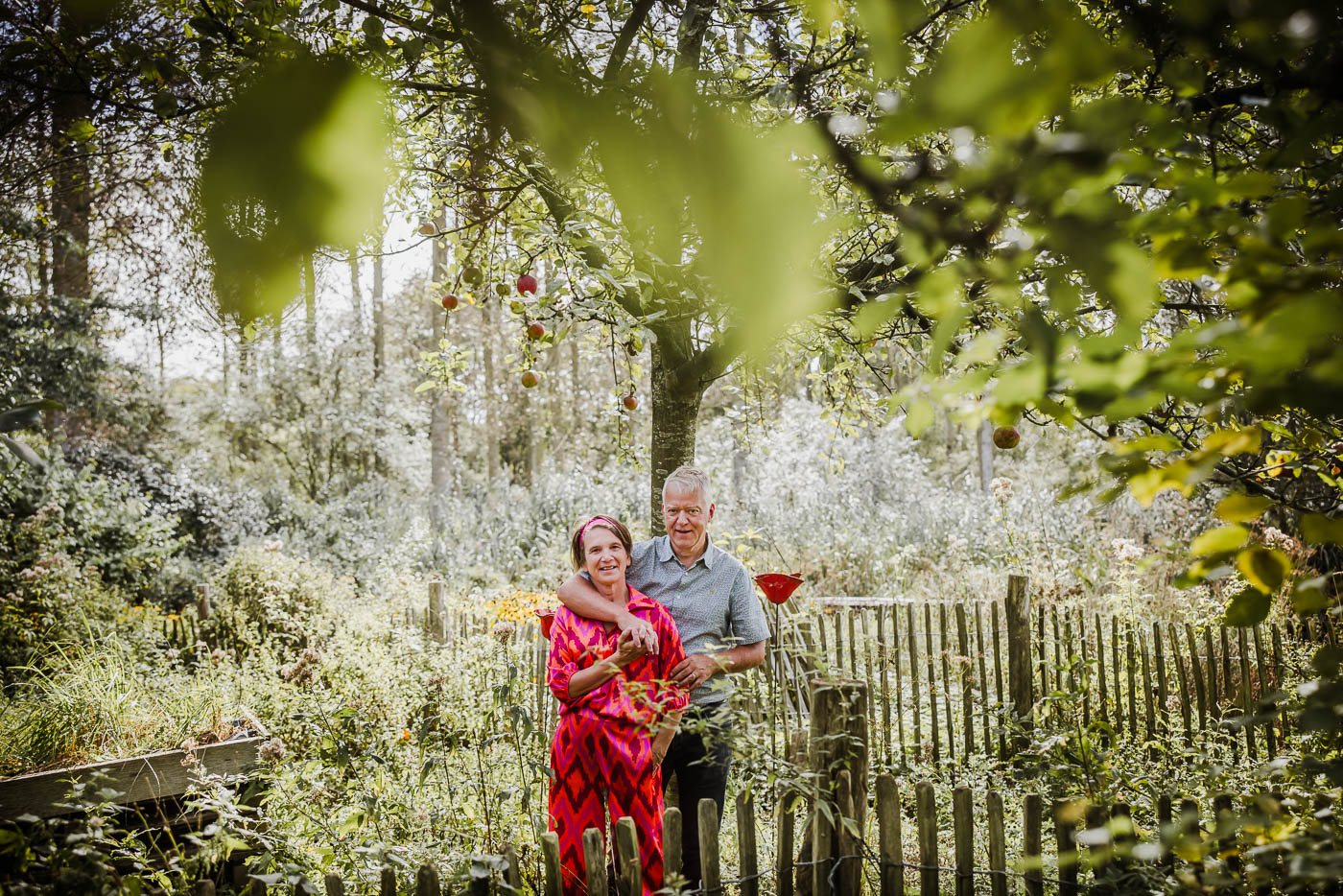 Ann en Jan, je gastheer en -vrouw, in hun ecologische tuin